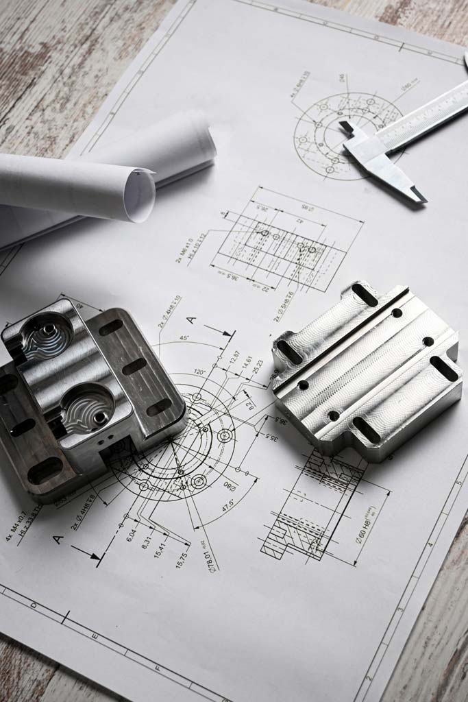 Maschinenbau Zeichnung Das Bild zeigt Metallobjekte und Messschieber auf einer technischen Zeichnung.
